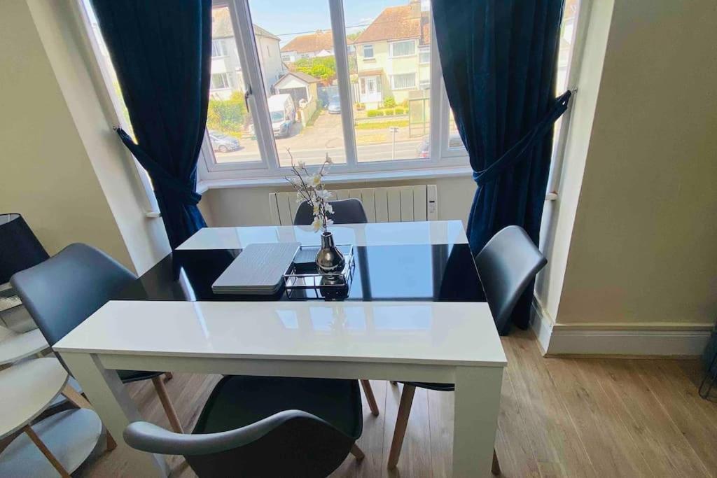 Family Marine Apartment With Sea View ดอว์ลิช ภายนอก รูปภาพ